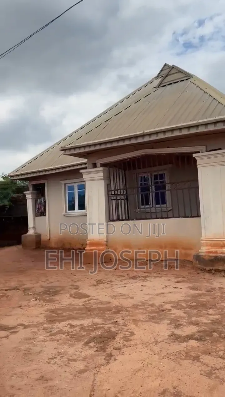 5bdrm Block of Flats in Benin City for sale in Benin City