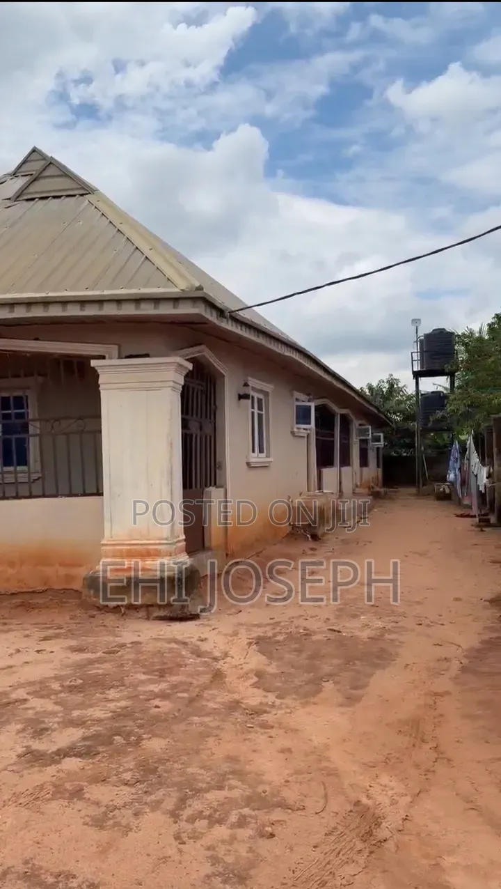 5bdrm Block of Flats in Benin City for sale in Benin City