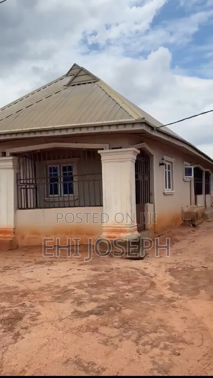 5bdrm Block of Flats in Benin City for sale in Benin City