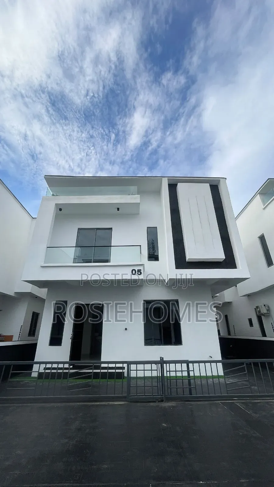 4bdrm Duplex in Idado for sale in Idado