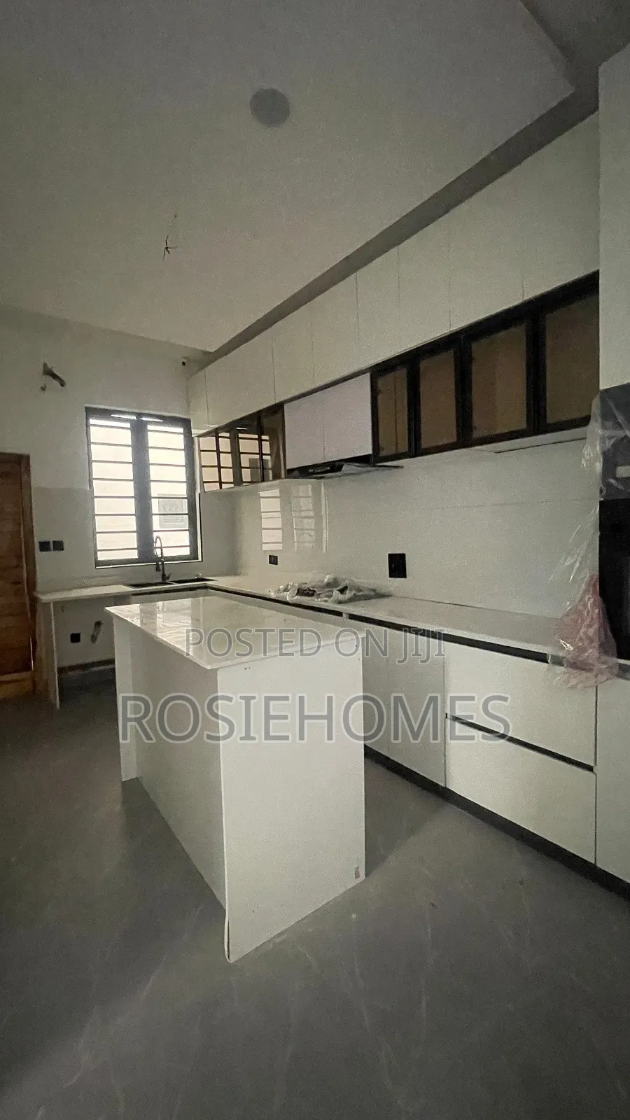 4bdrm Duplex in Idado for sale in Idado