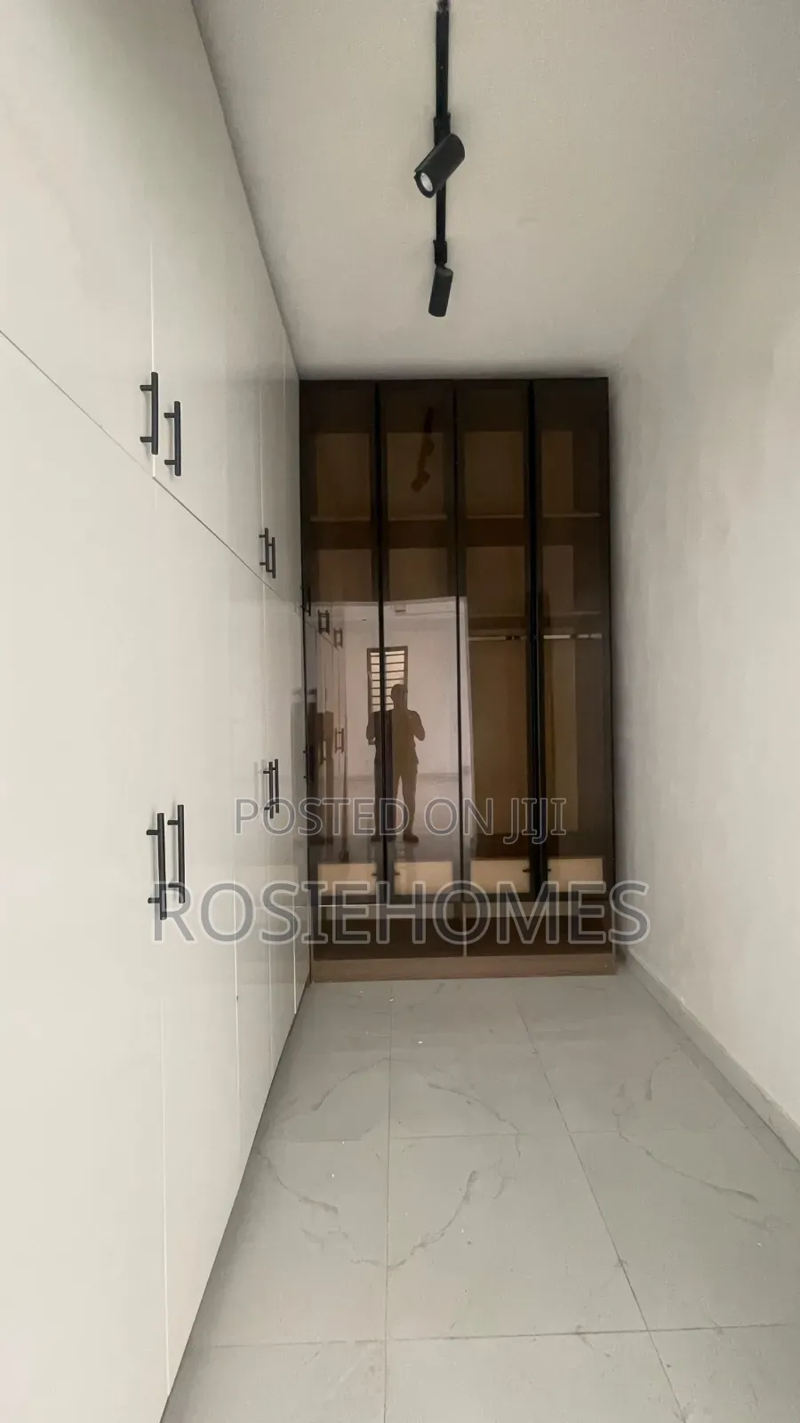 4bdrm Duplex in Idado for sale in Idado