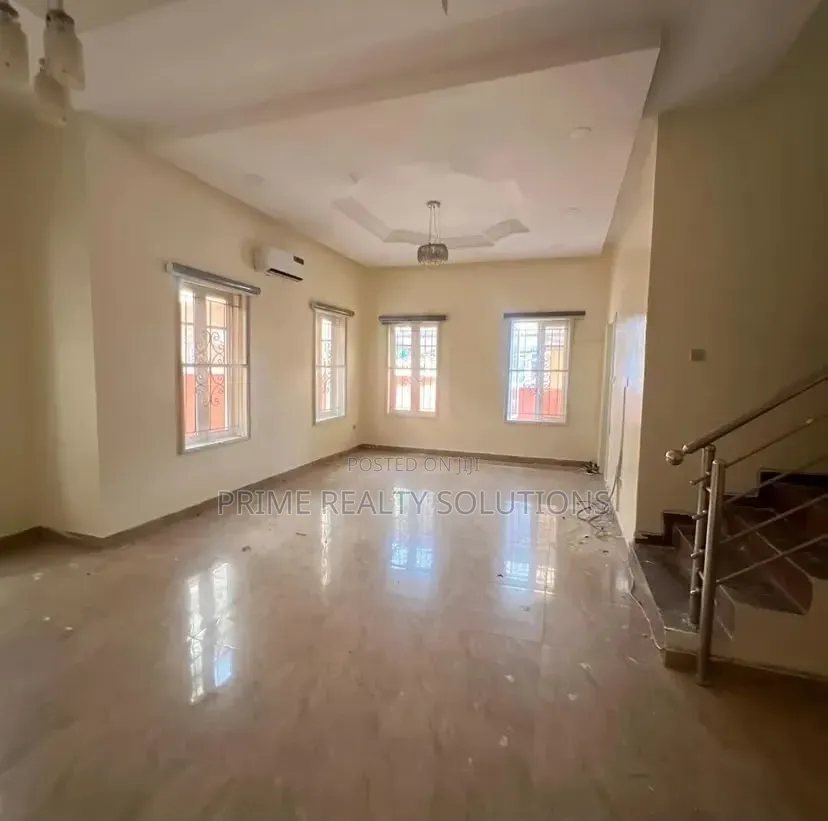 4bdrm Duplex in Chevron for rent in Chevron