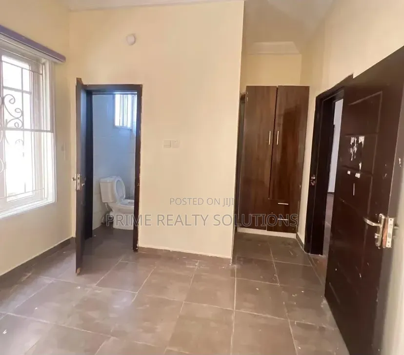 4bdrm Duplex in Chevron for rent in Chevron