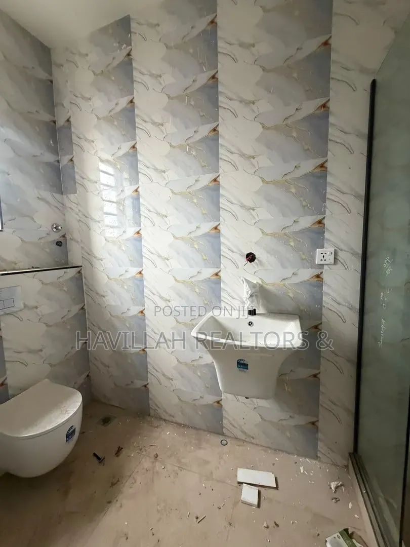 5bdrm Duplex in Adeniyi Jones for sale in Adeniyi Jones