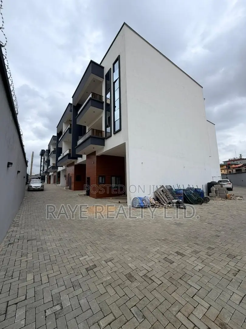 4bdrm Duplex in Allen Avenue for sale in Allen Avenue