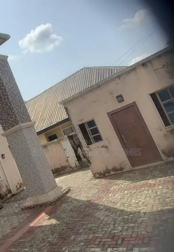 4bdrm Duplex in Oshimili North for sale in Oshimili North