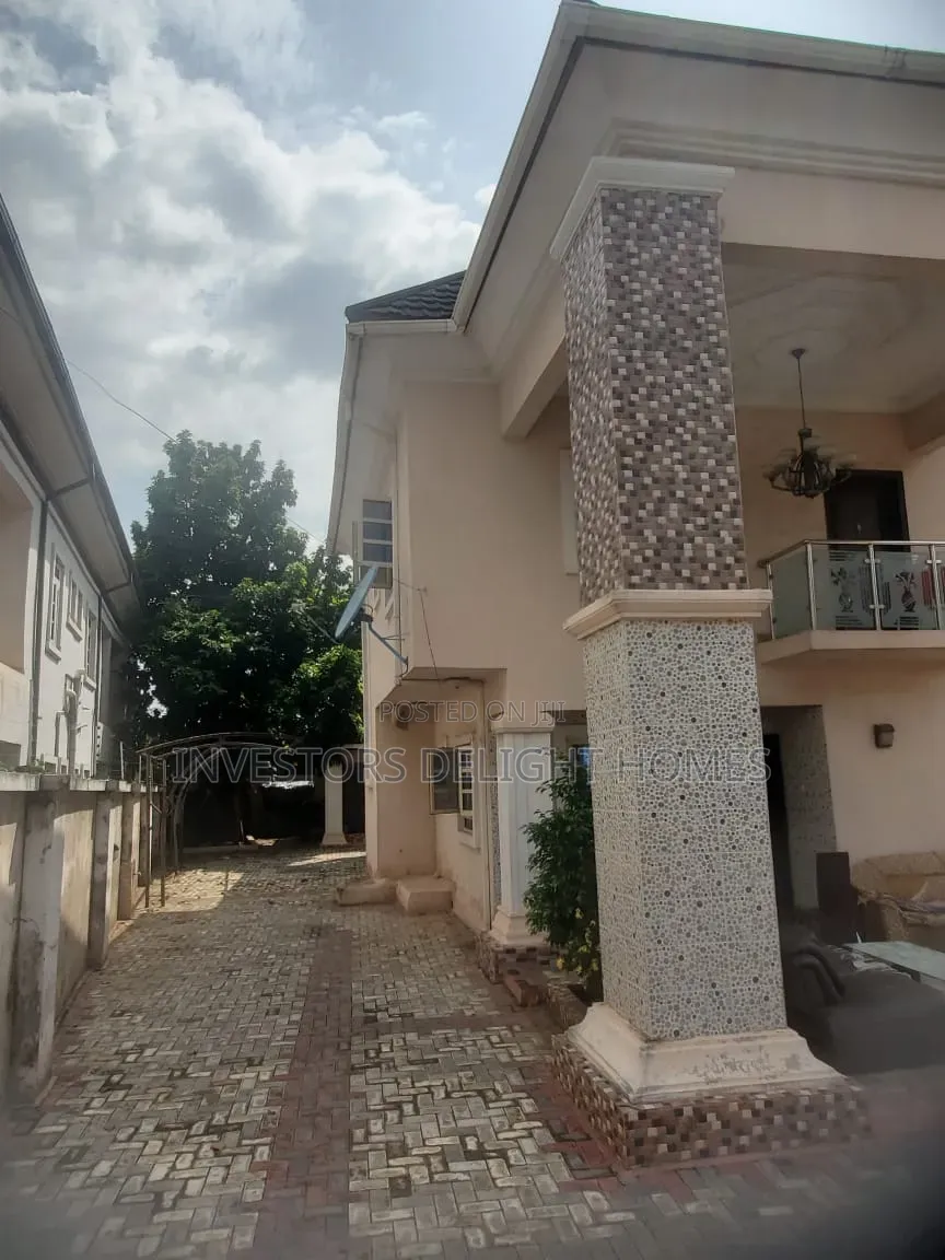 4bdrm Duplex in Oshimili North for sale in Oshimili North