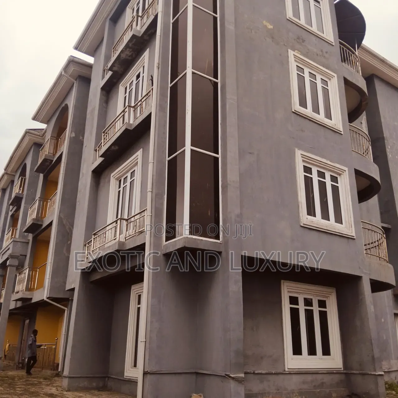 3bdrm Block of Flats in Brown Road, Aguda / Surulere for rent in Aguda / Surulere