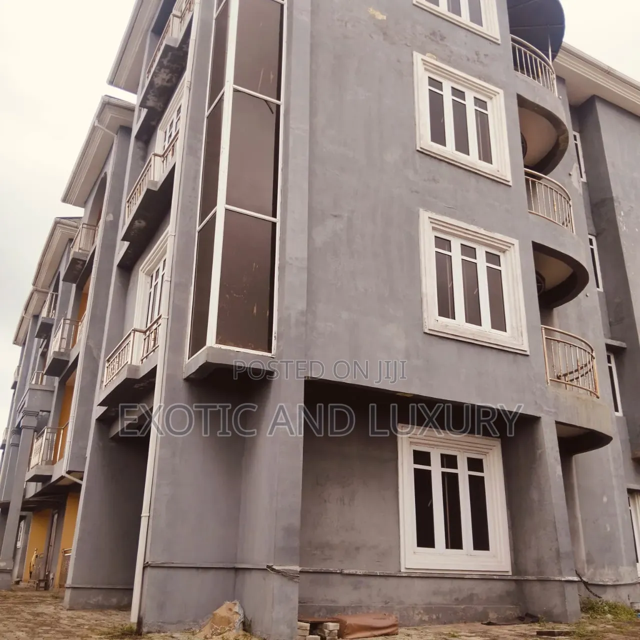 3bdrm Block of Flats in Brown Road, Aguda / Surulere for rent in Aguda / Surulere