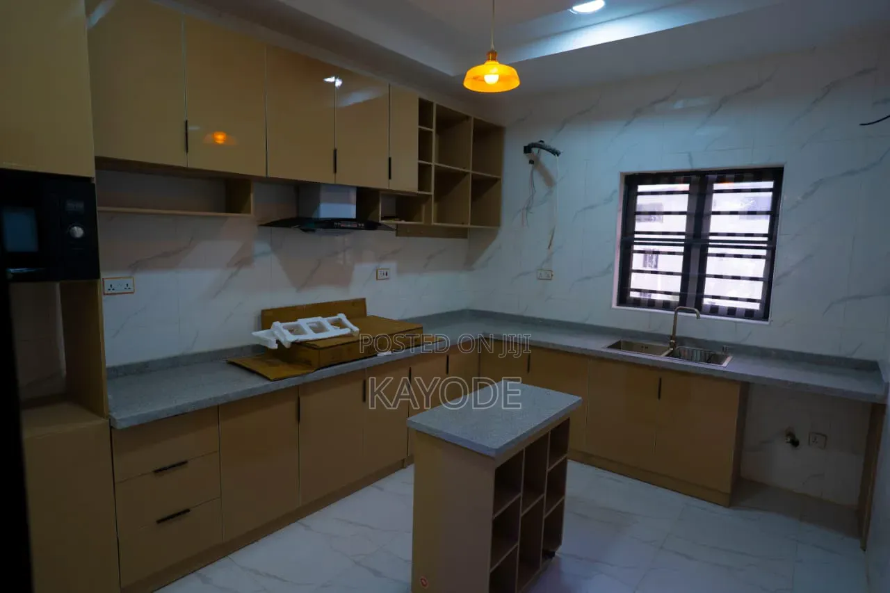 4bdrm Duplex in Lafiaji for sale in Lafiaji
