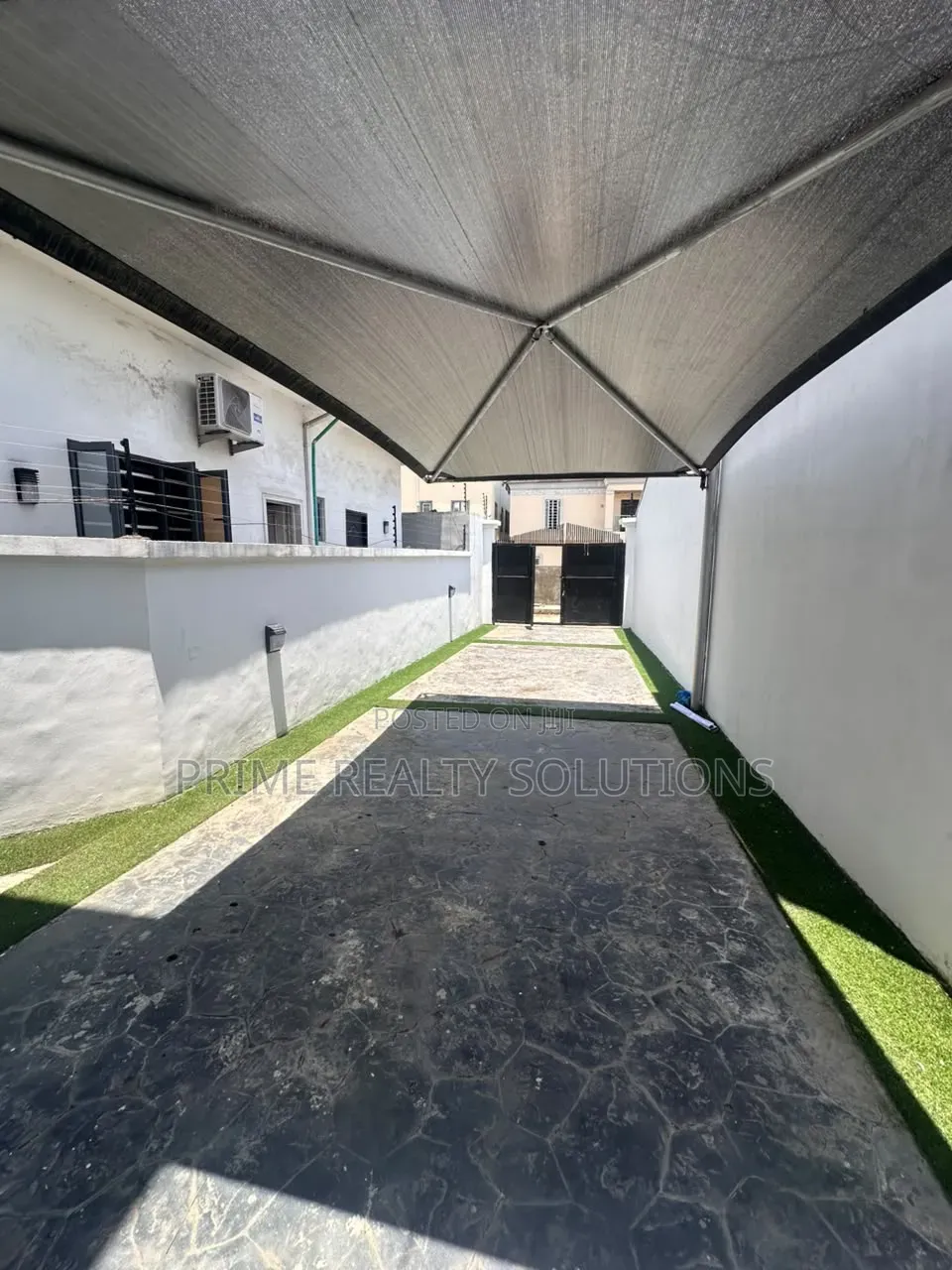 4bdrm Duplex in Idado for sale in Idado