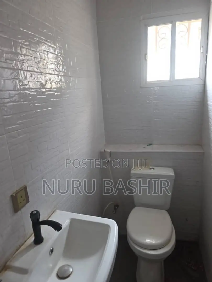 3bdrm Block of Flats in Zionist Estate, Akala Express for rent in Akala Express
