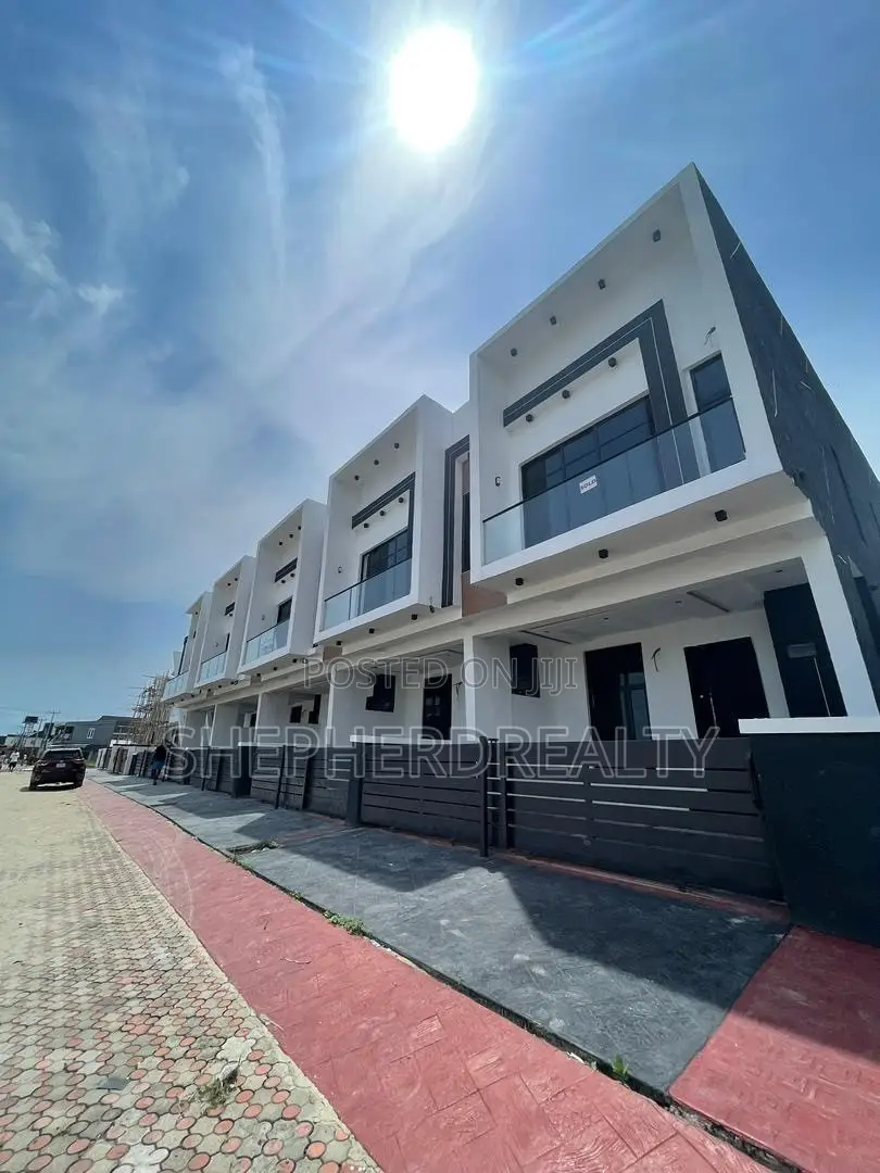 3bdrm Townhouse/Terrace in Ikota for sale in Ikota