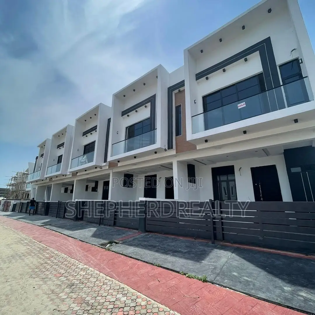 3bdrm Townhouse/Terrace in Ikota for sale in Ikota