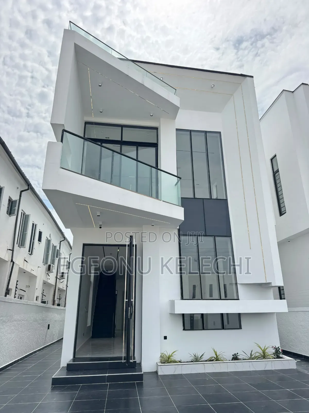 5bdrm Duplex in Chevron for sale in Chevron