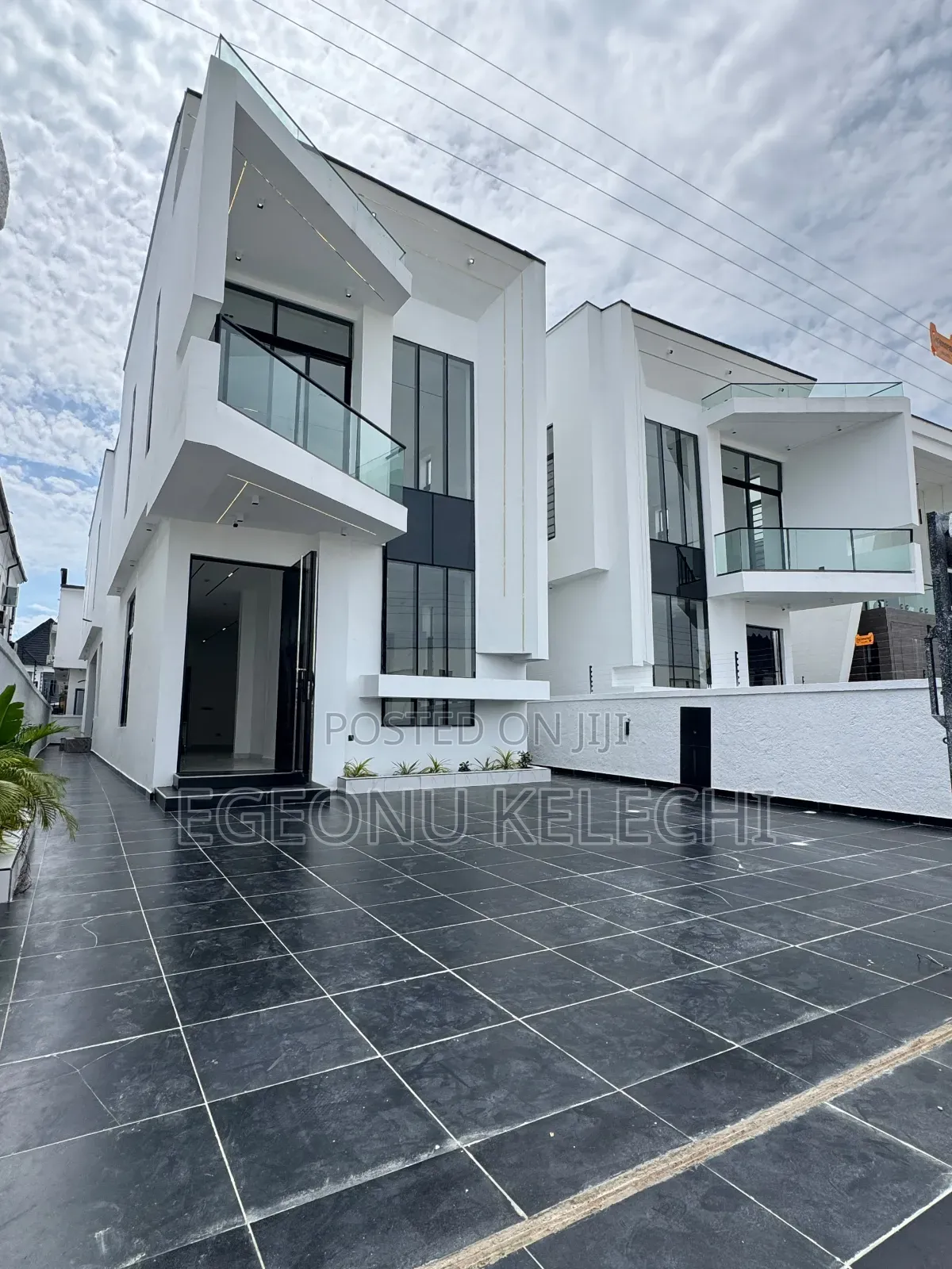 5bdrm Duplex in Chevron for sale in Chevron