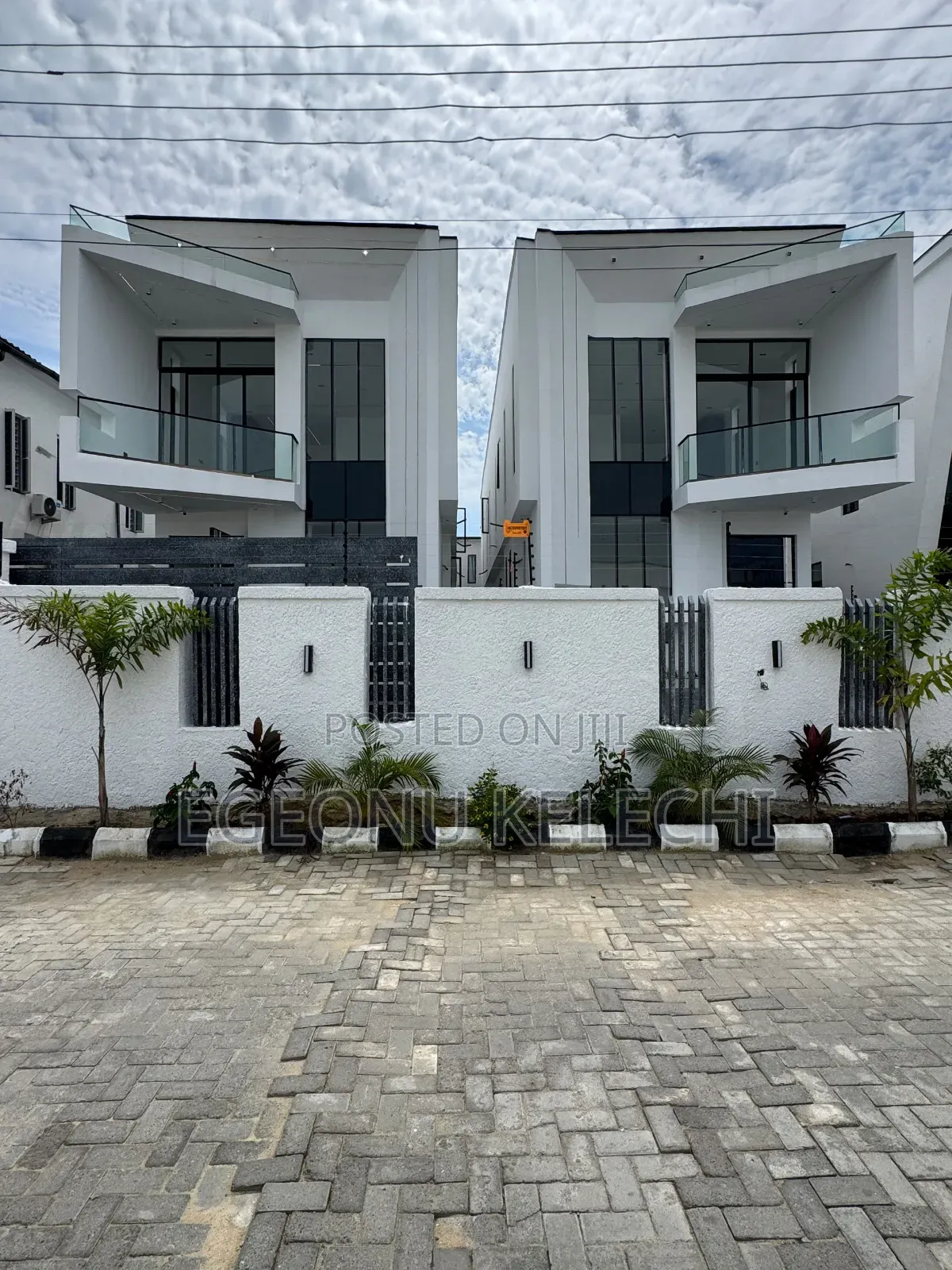 5bdrm Duplex in Chevron for sale in Chevron