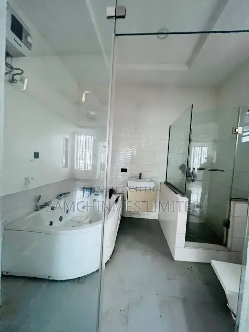 Mini Flat in Ikota for rent in Ikota