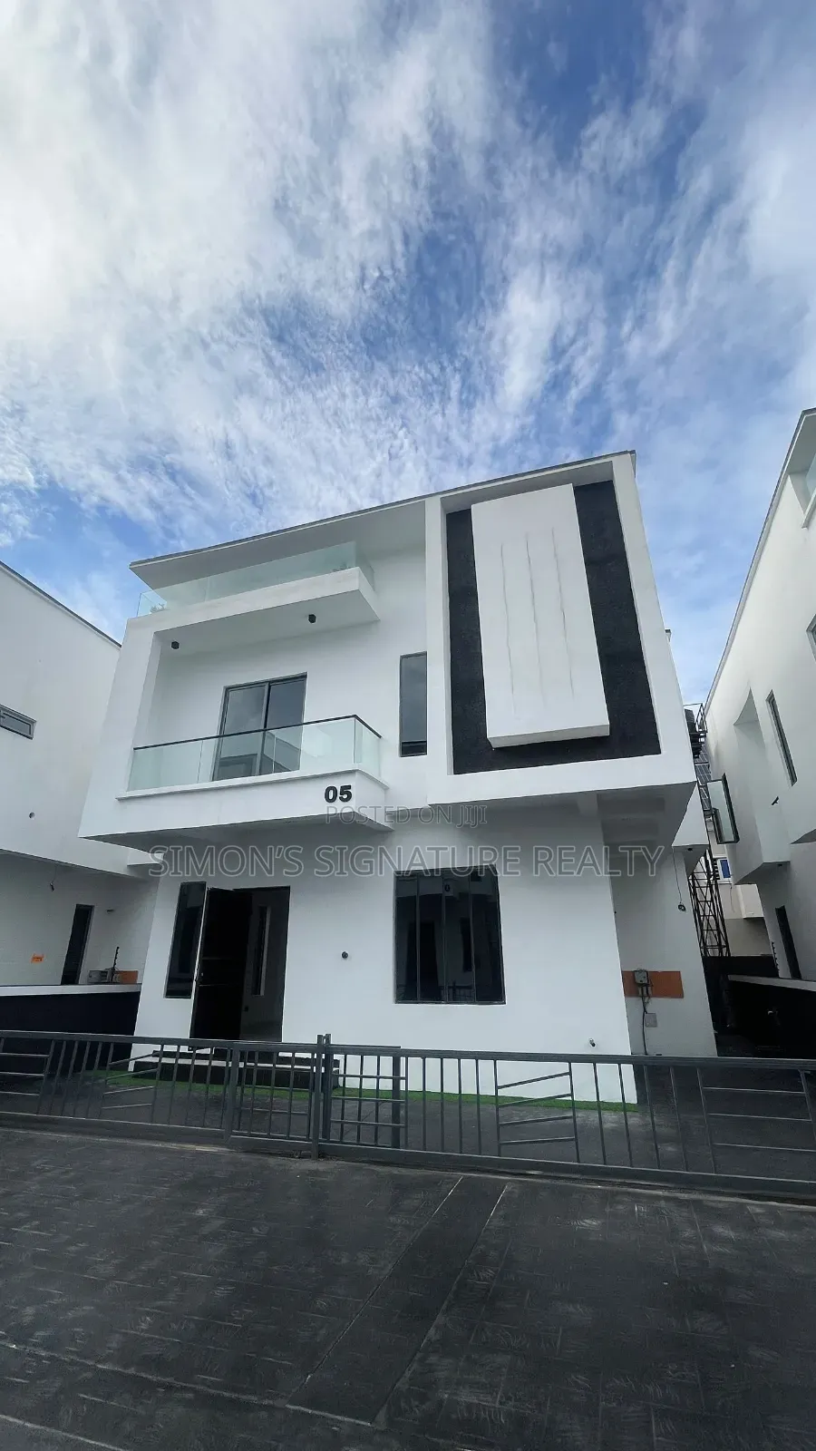 4bdrm Duplex in Idado for sale in Idado