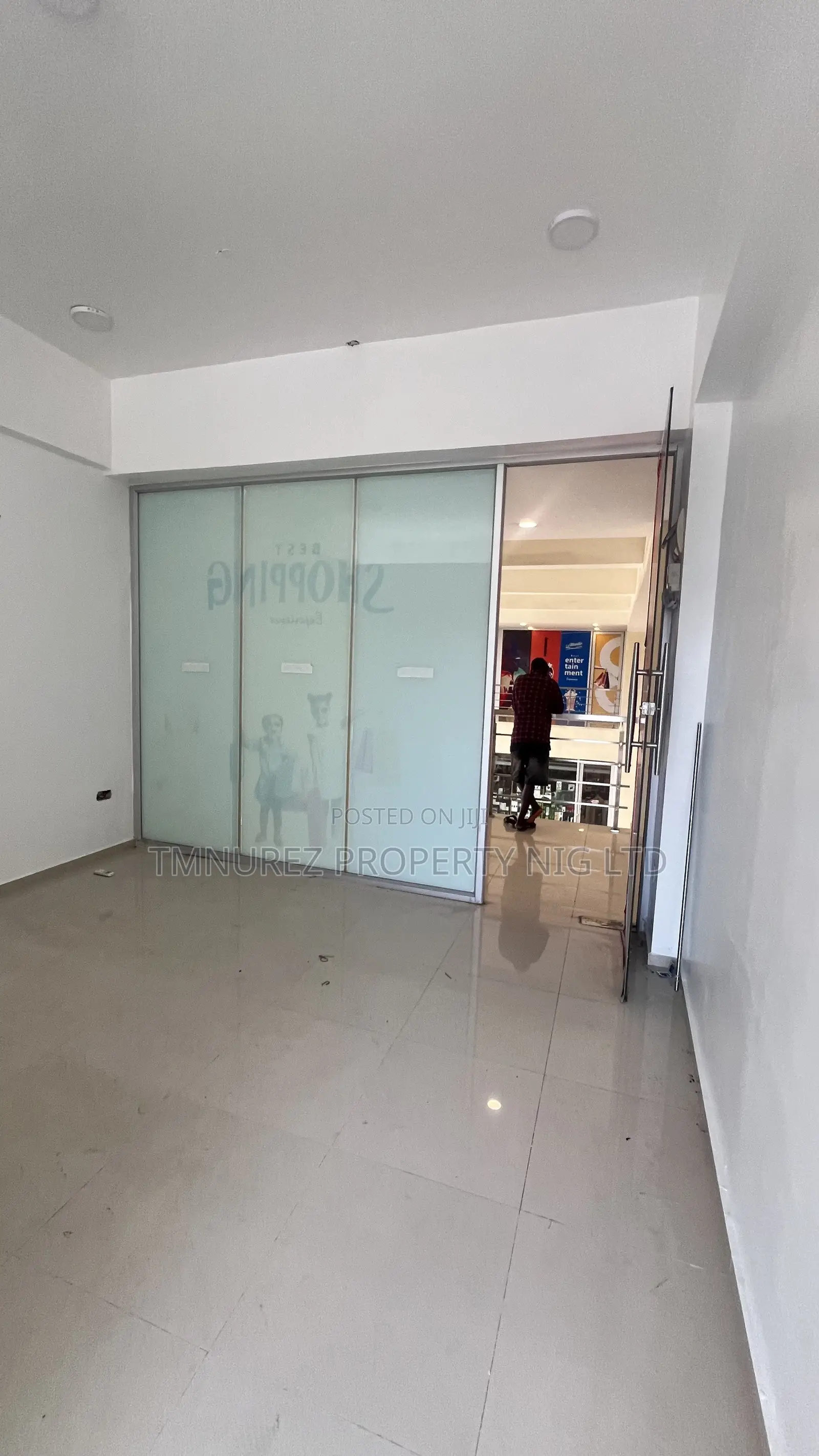 Showroom Shop in Chevron