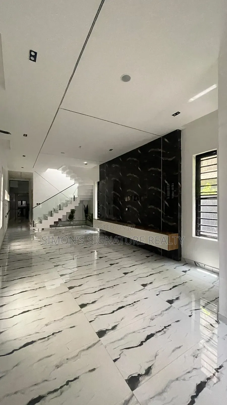 5bdrm Duplex in Chevron for sale in Chevron