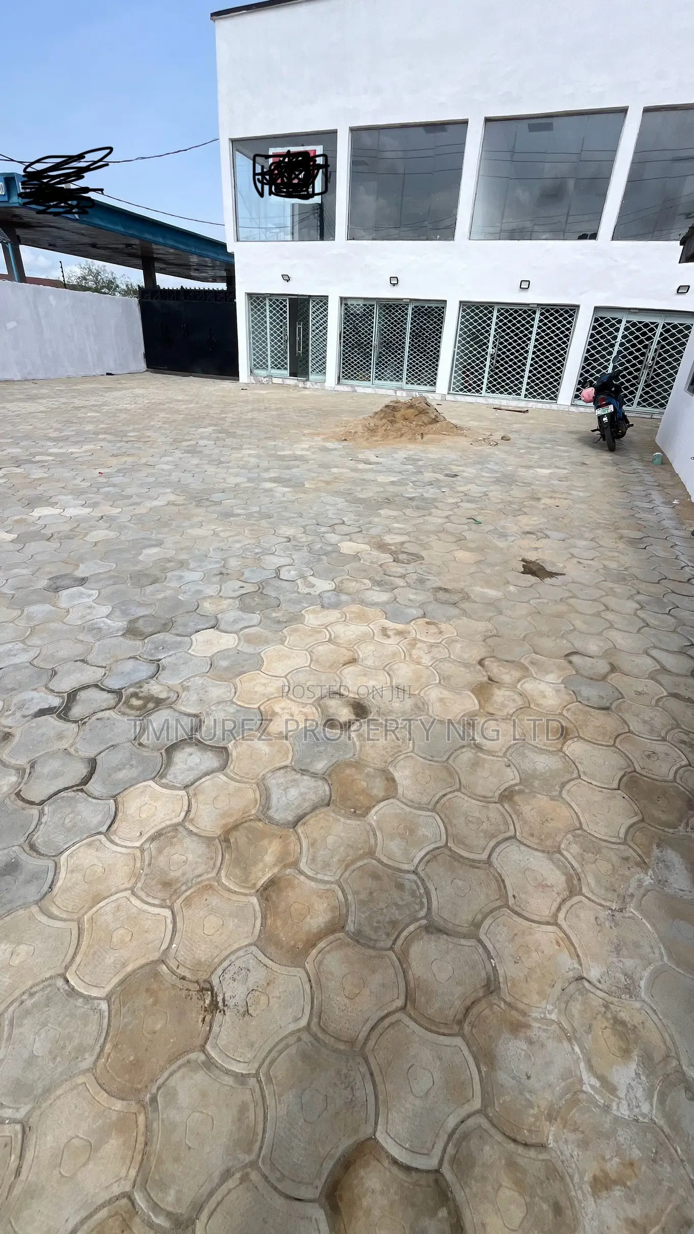 Big Showroom Shop in Ado / Ajah