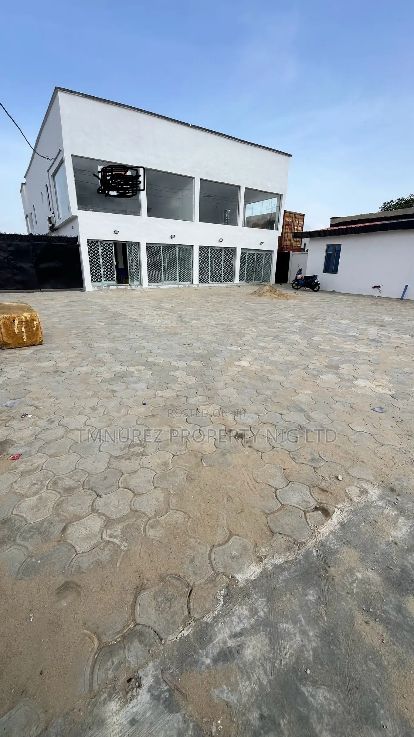 Big Showroom Shop in Ado / Ajah