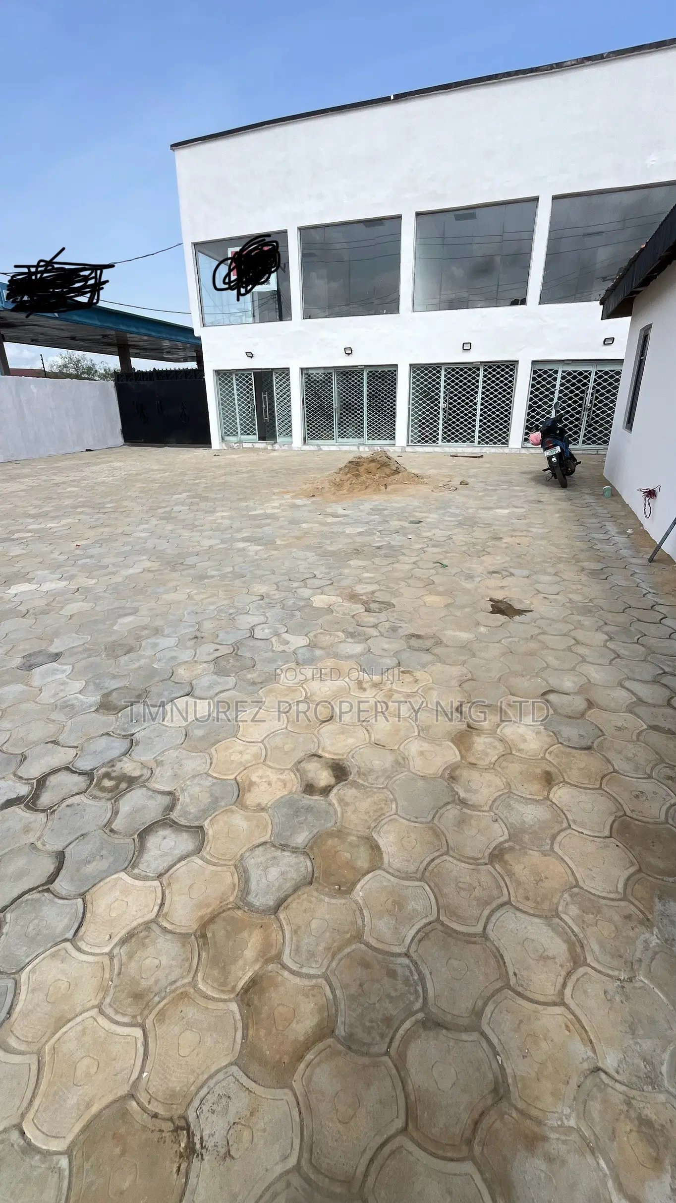 Big Showroom Shop in Ado / Ajah