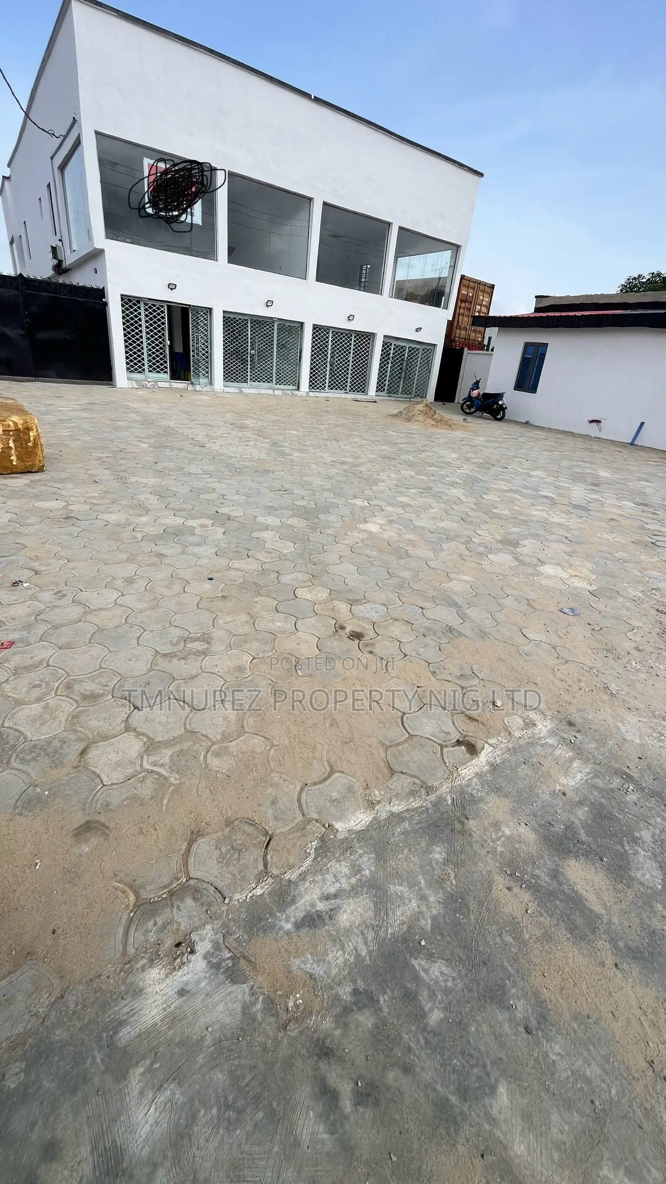 Big Showroom Shop on the Groundfloor in Ado / Ajah