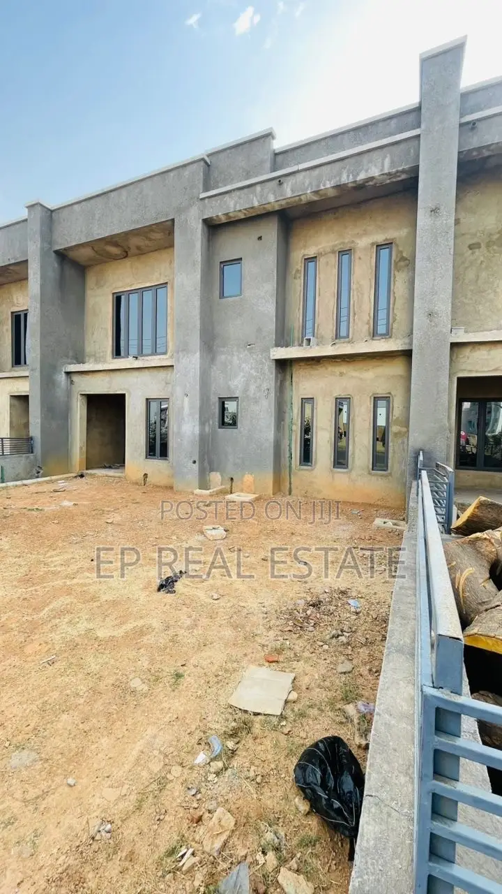 5bdrm Duplex in Lugbe District for sale in Lugbe District