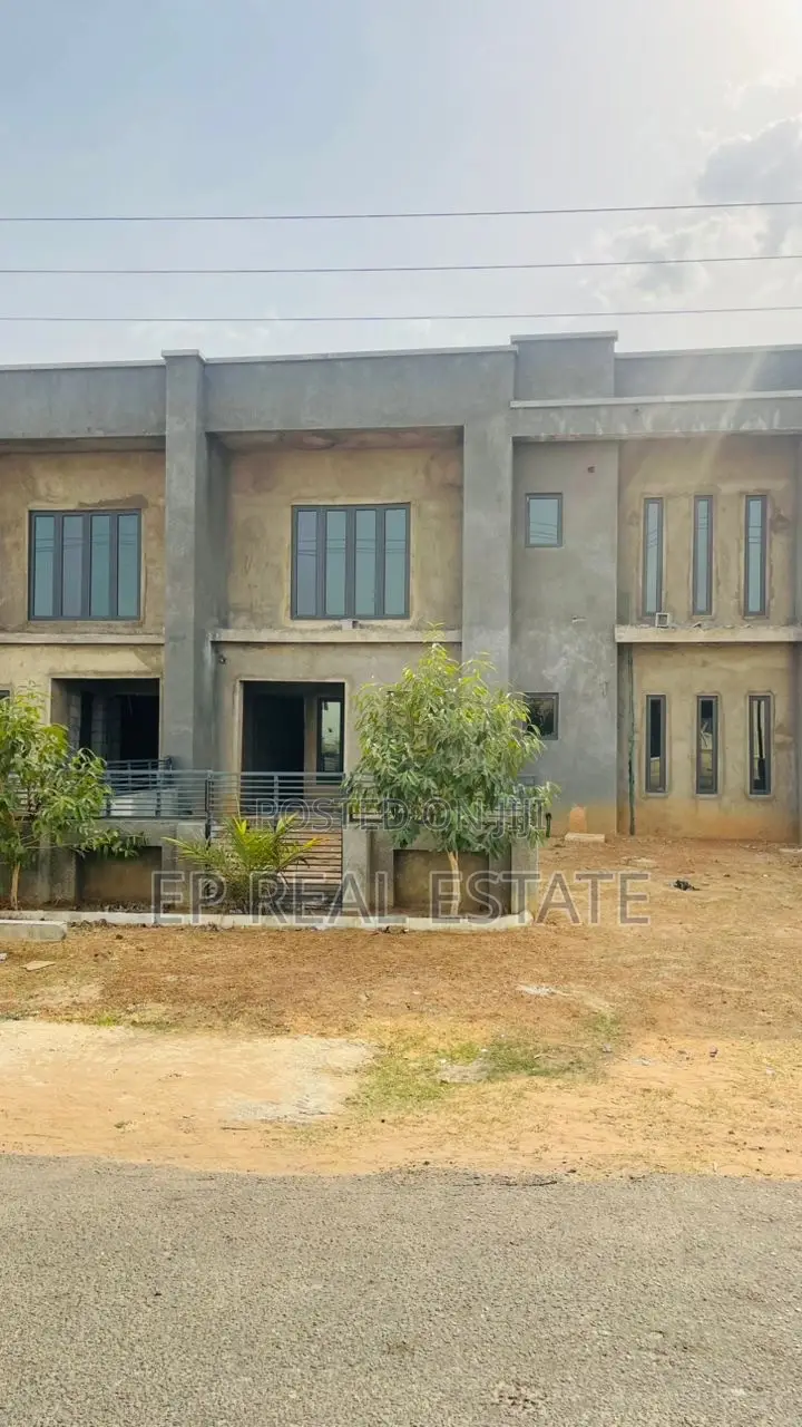 5bdrm Duplex in Lugbe District for sale in Lugbe District