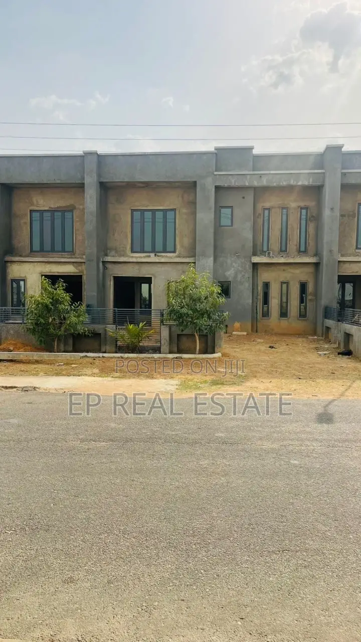 5bdrm Duplex in Lugbe District for sale in Lugbe District