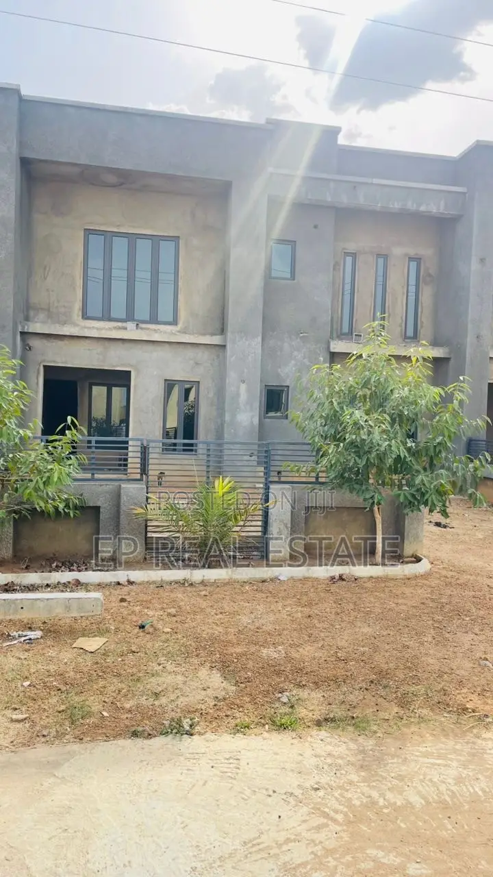 5bdrm Duplex in Lugbe District for sale in Lugbe District