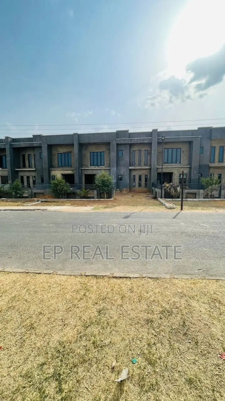 5bdrm Duplex in Lugbe District for sale in Lugbe District