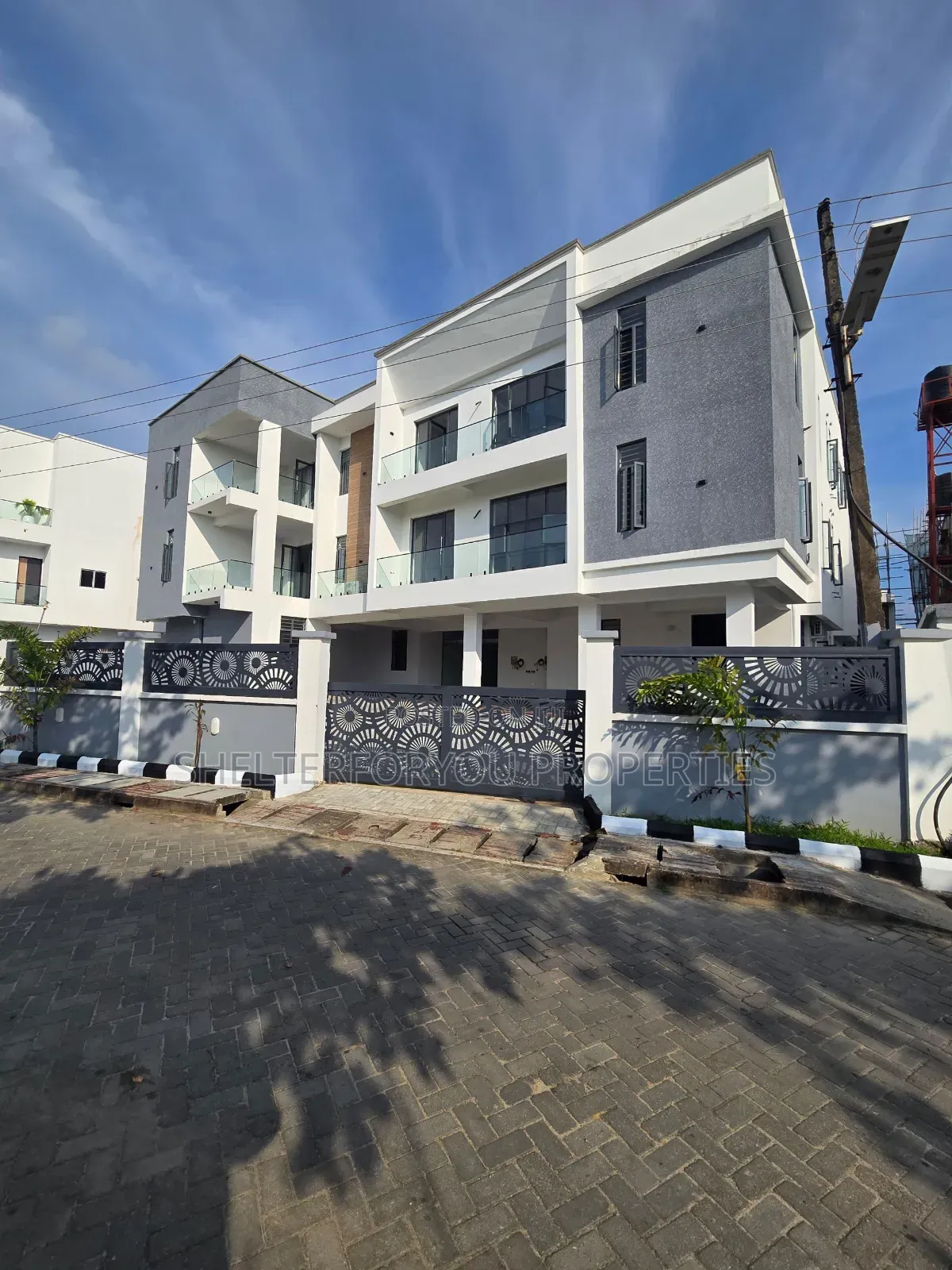 3bdrm Apartment in Osapa london for sale in Osapa london