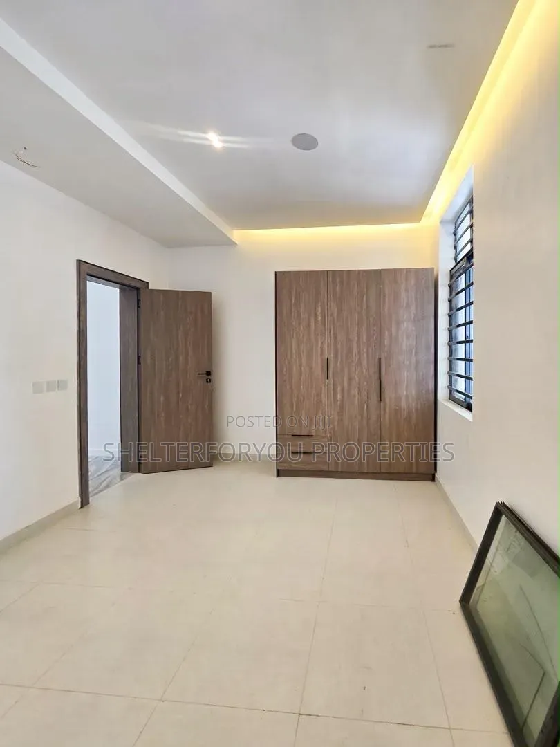 3bdrm Apartment in Osapa london for sale in Osapa london
