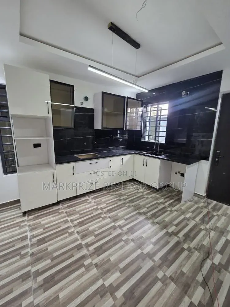 4bdrm Duplex in Opebi Ikeja Lagos for sale in Opebi