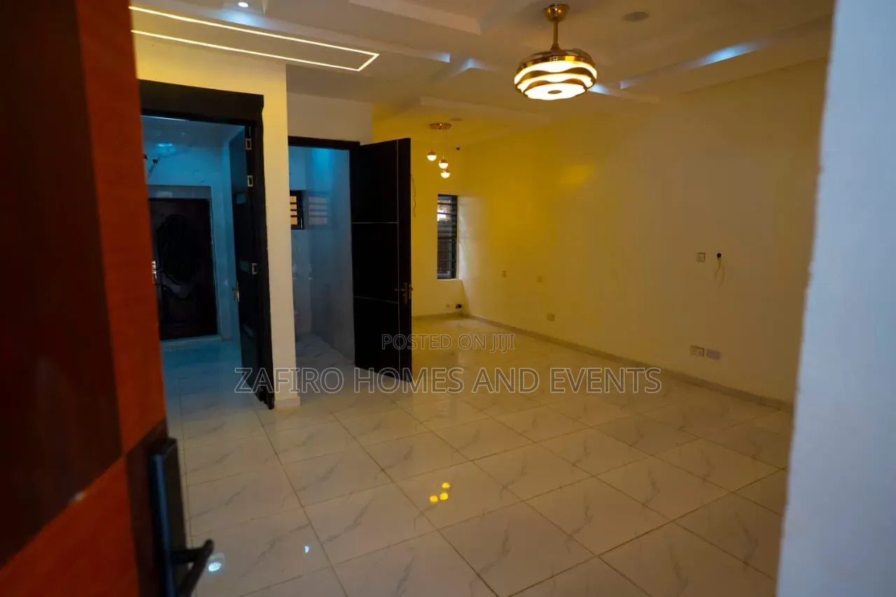 4bdrm Townhouse/Terrace in Pantheon Street, for sale in Lafiaji