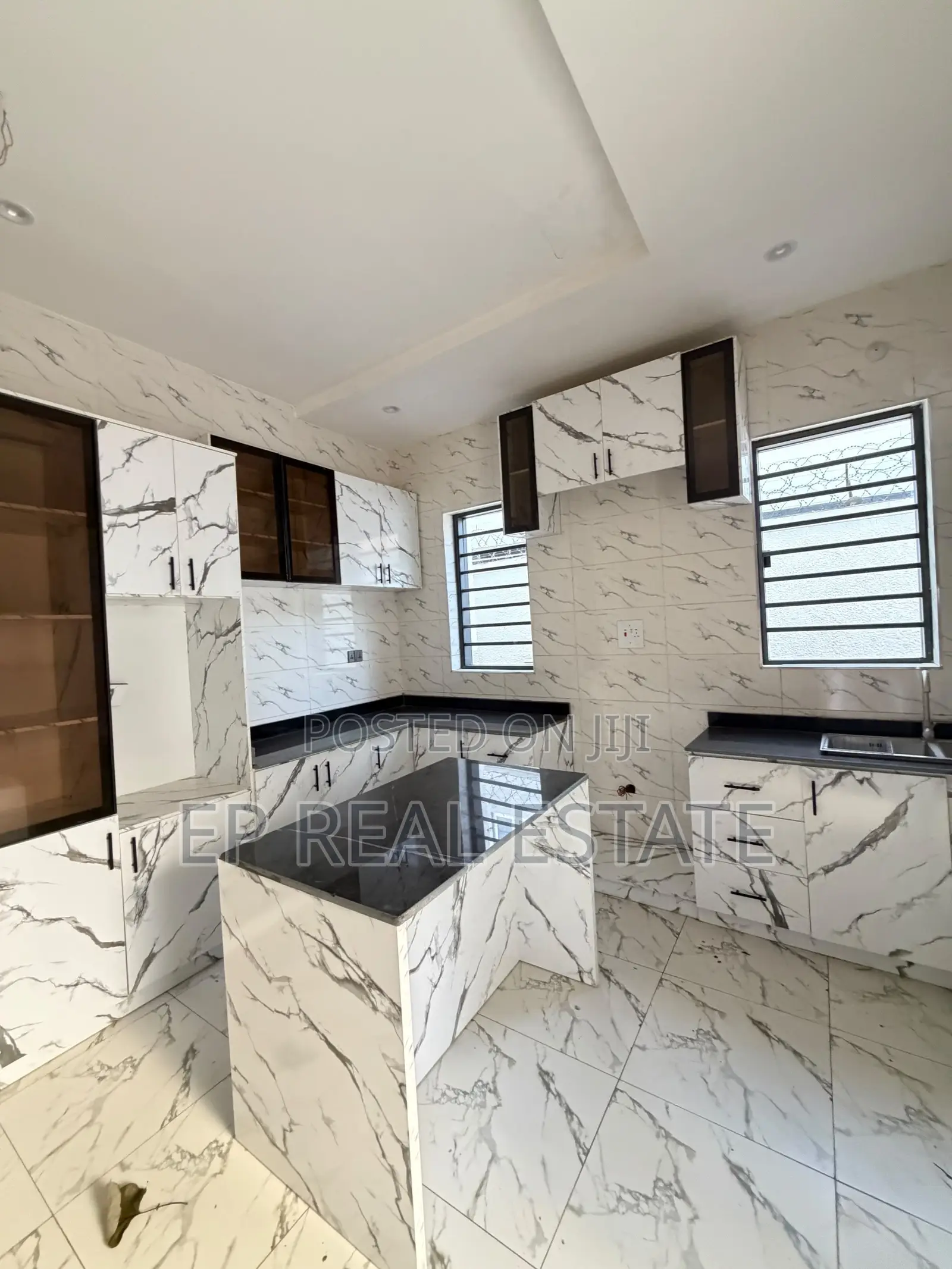 5bdrm Duplex in Apo Resettlement for sale in Apo Resettlement
