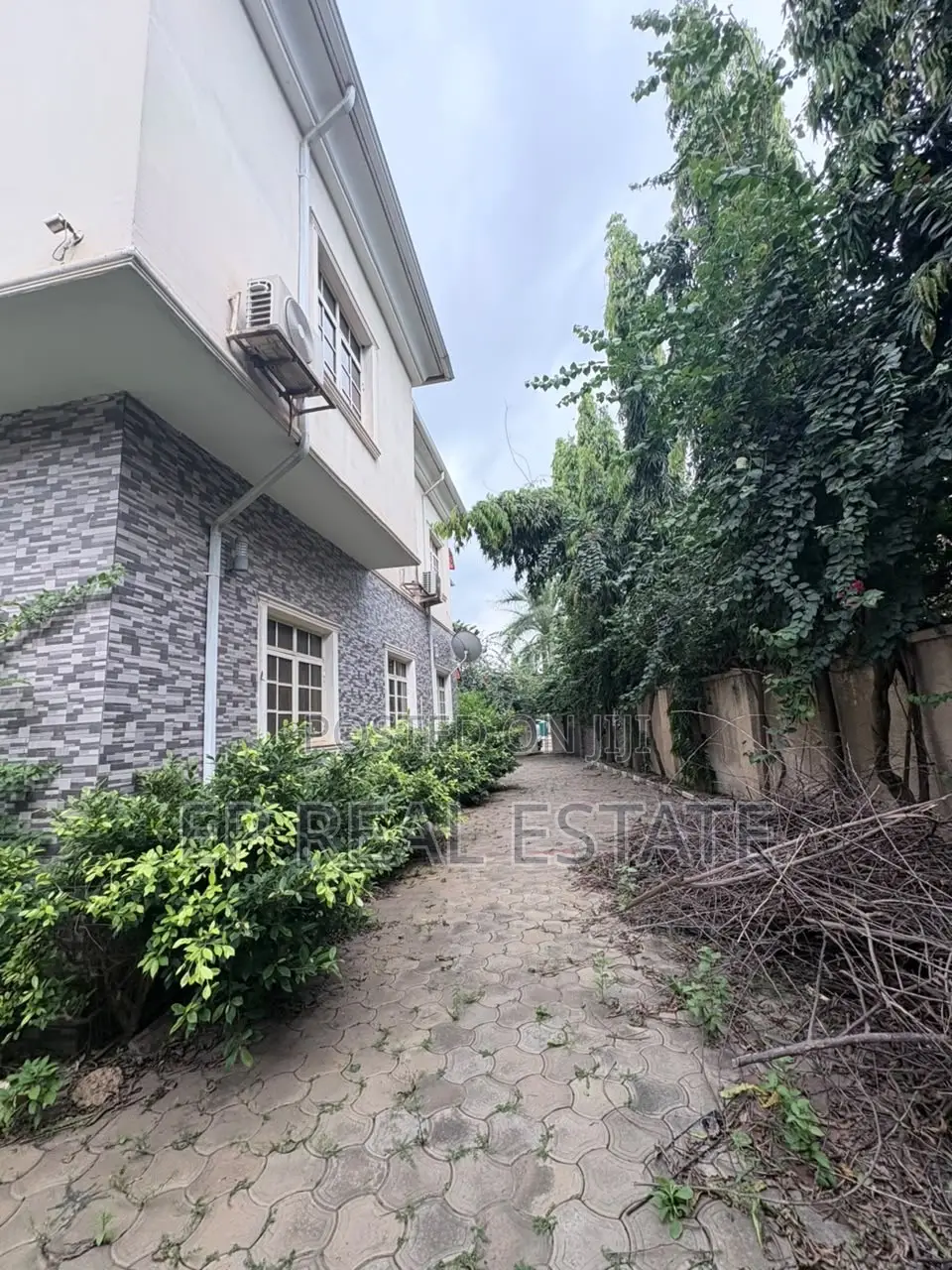 4bdrm Duplex in Apo District for sale in Apo District