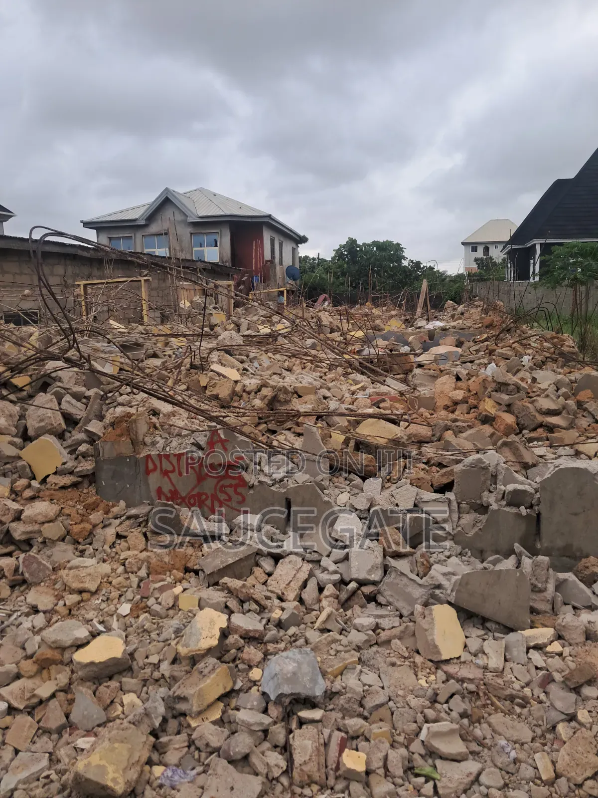 Half Plot 38mill Dry Inside a Compound at SatelliteTown Interlcked in Satellite Town