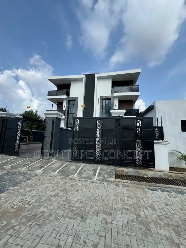 4bdrm Duplex in Oluyole Estate for sale in Oluyole Estate