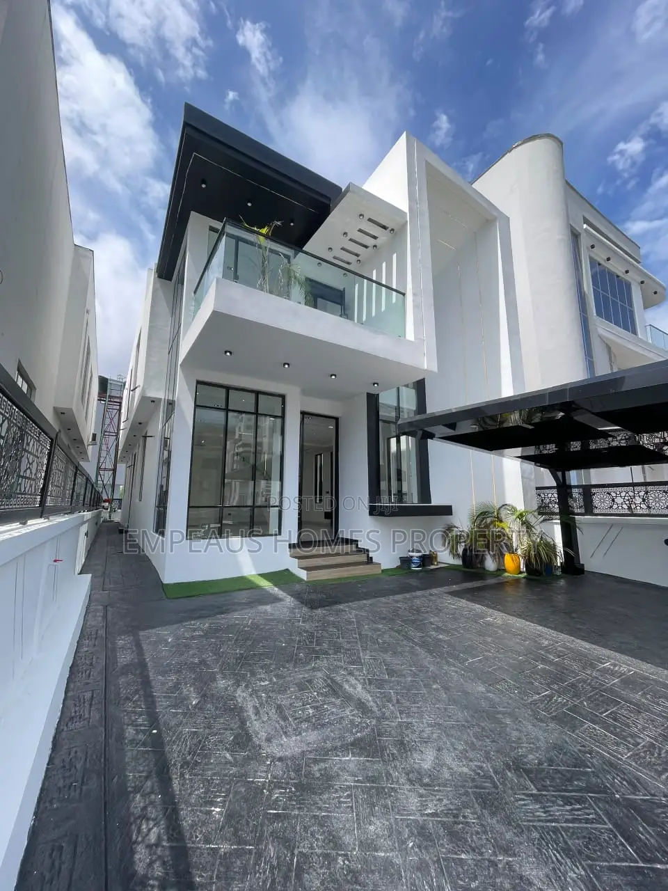 5bdrm Duplex in Chevron for sale in Chevron