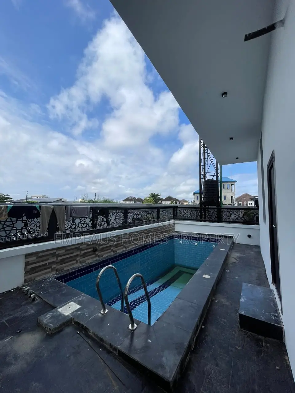 5bdrm Duplex in Chevron for sale in Chevron
