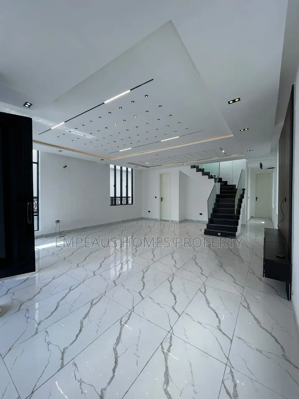 5bdrm Duplex in Chevron for sale in Chevron