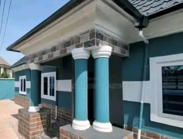 4bdrm Bungalow in Stadium Road Uyo, New Layout for sale in New Layout