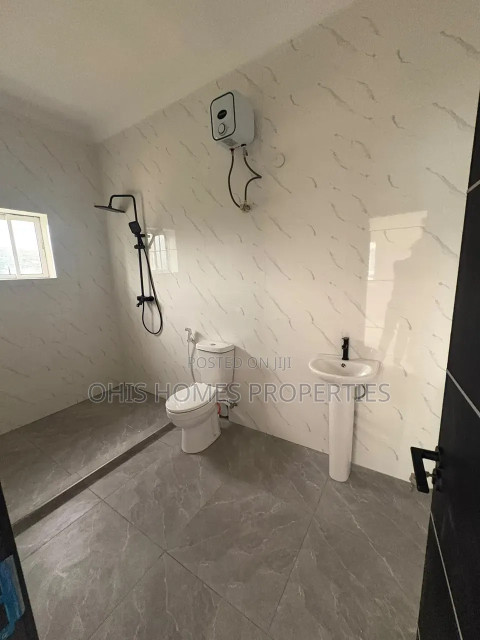 3bdrm Townhouse / Terrace in Mobil Road, Off Lekki-Epe Expressway in Off Lekki-Epe Expressway