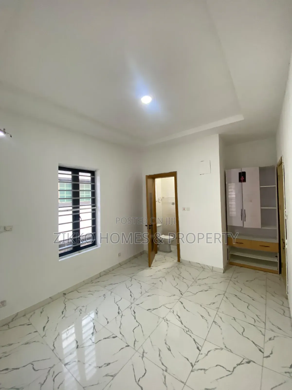 5bdrm Duplex in Chevron for rent in Chevron
