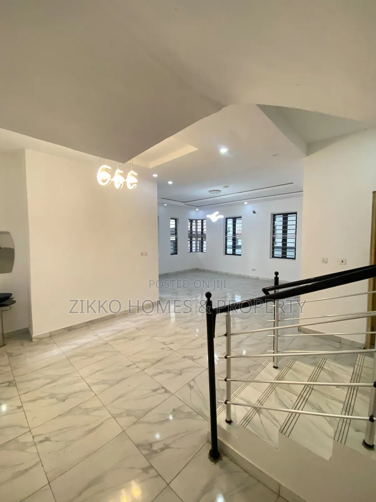 5bdrm Duplex in Chevron for rent in Chevron